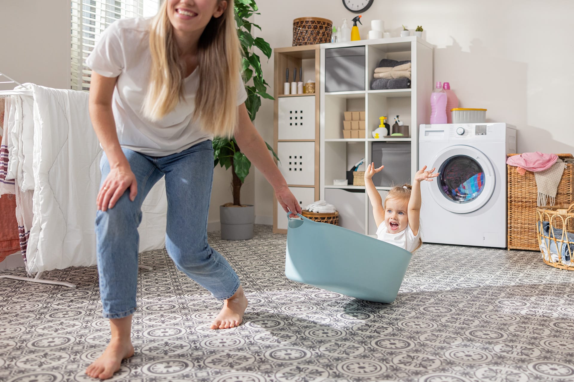 Kreativ mit Kindern | Kind im Wäschekorb
