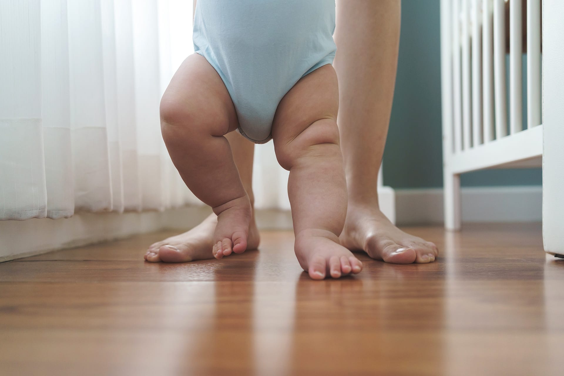 Wie erziehe ich richtig | Baby läuft an der Hand, im Kinderzimmer