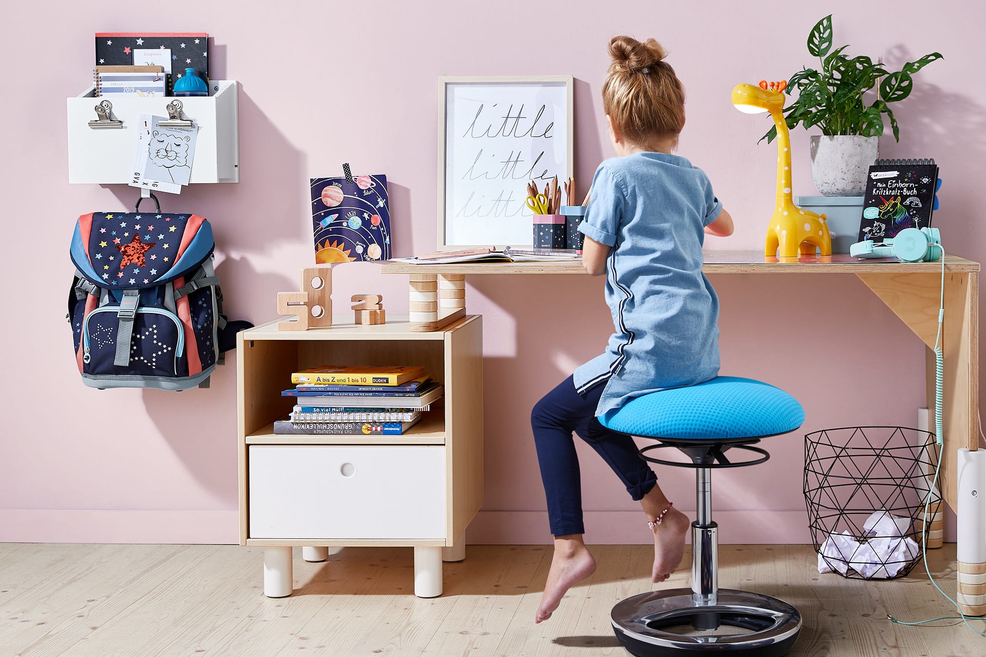 Kinderzimmer gestalten | Mädchen am Schreibtisch