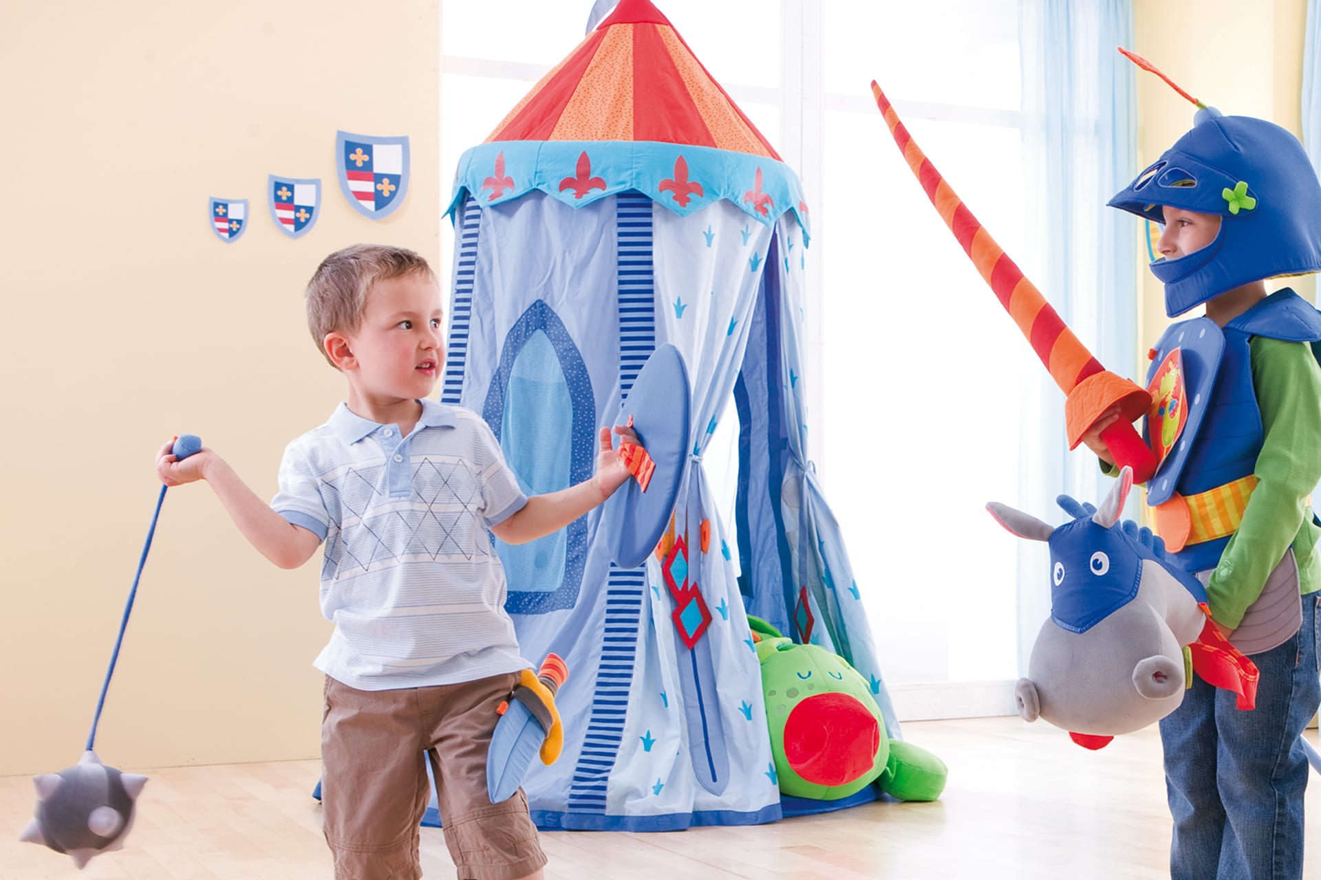 Verkleidungskiste | Kinder vor Zelt 