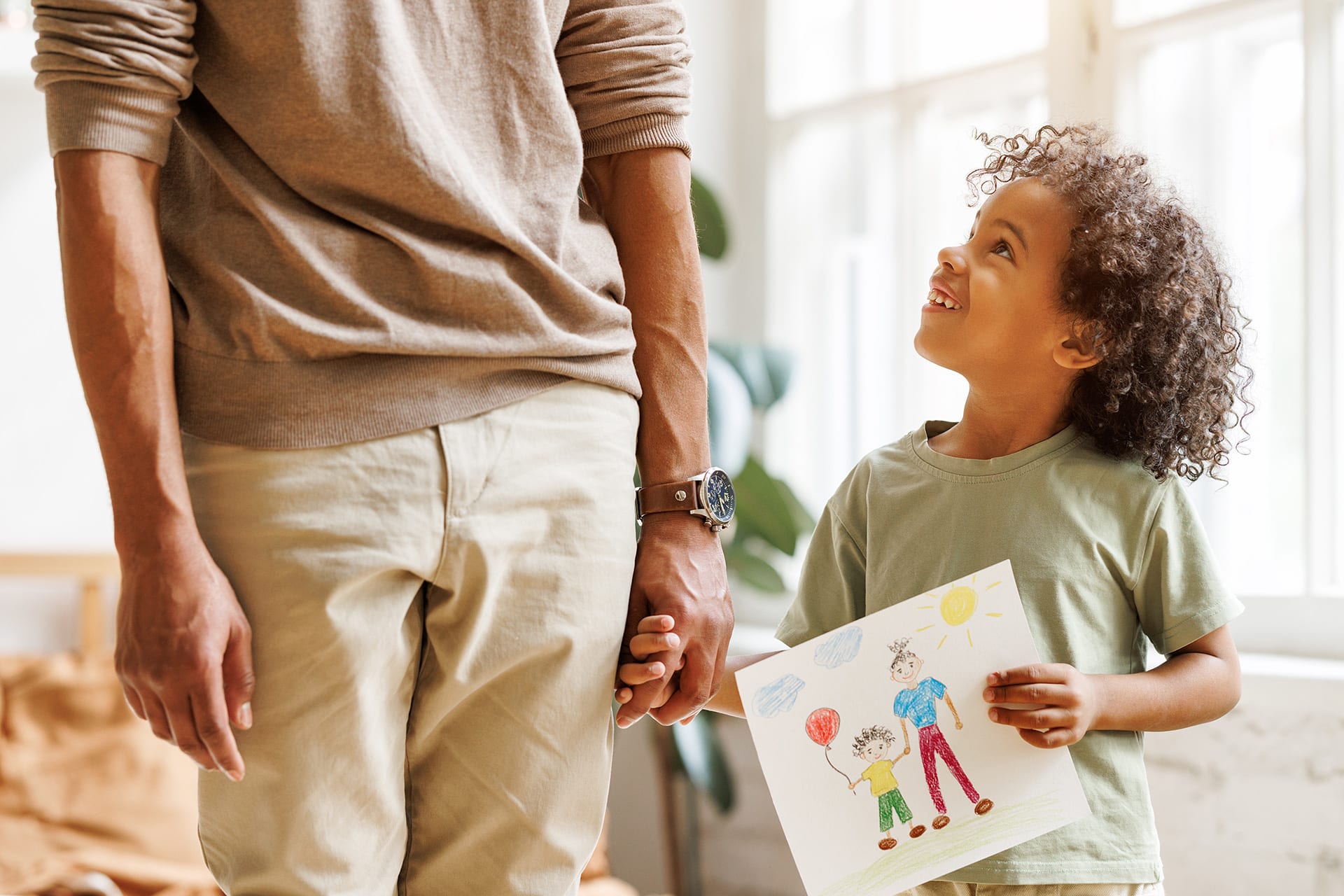 Mama-Kind, Papa-Kind | Sohn mit Bild in der Hand