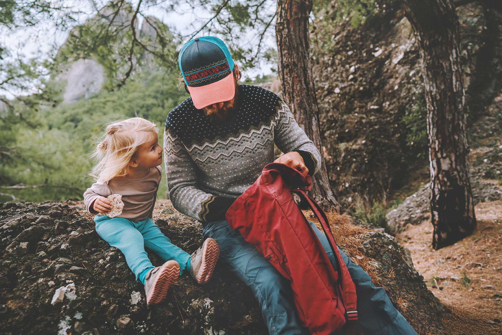 Picknick mit Kindern | Vater und Tochter Kind im Wald reisen mit Rucksack