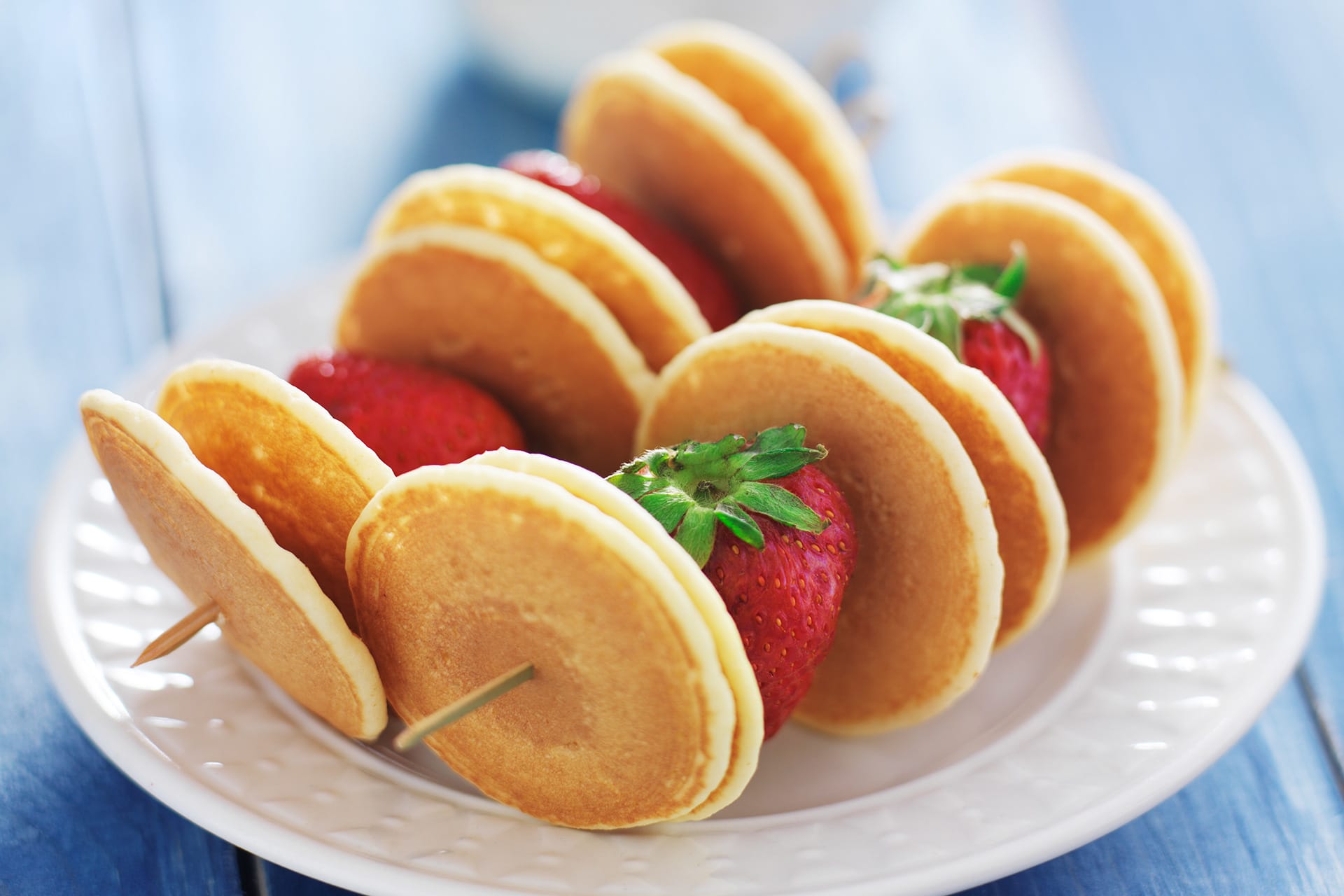Picknick mit Kindern | Pfannkuchen und Erdbeerspießchen mit Joghurt-Dip