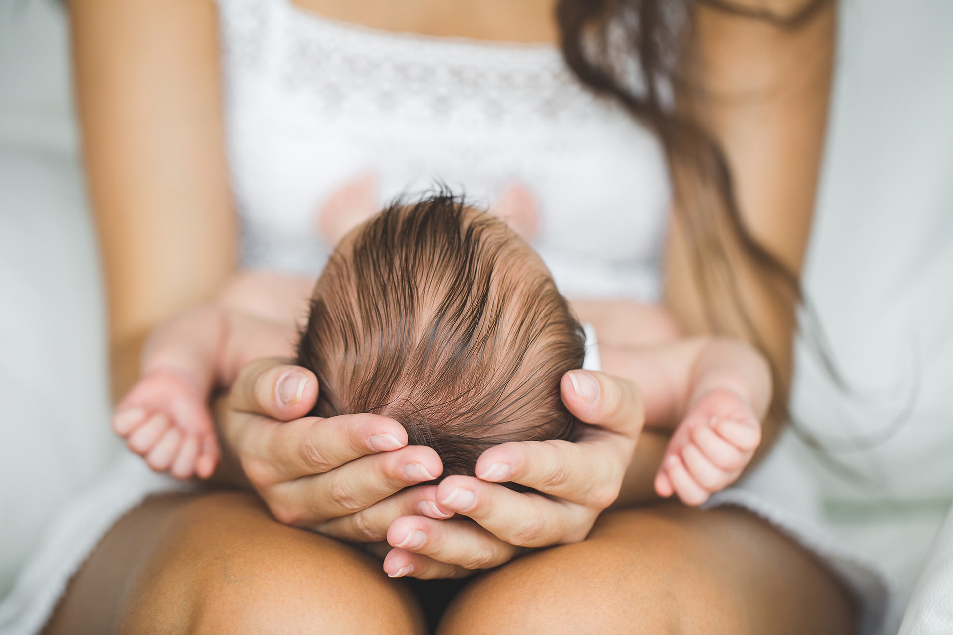 Schlaflieder für Kinder | Mutter hält schlafendes Baby in den Händen