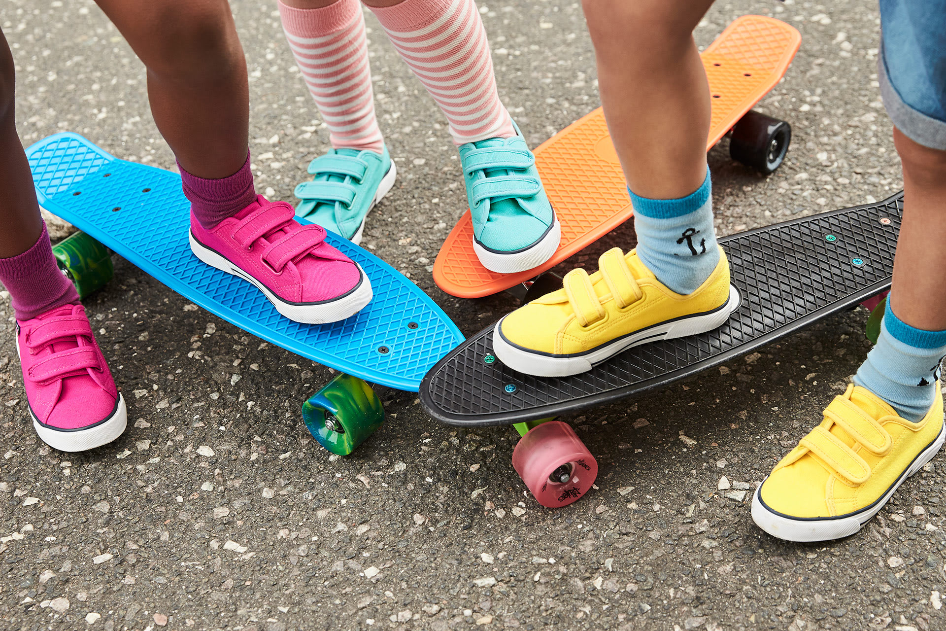 Schuhgröße für Kinder messen | bunte Sneaker