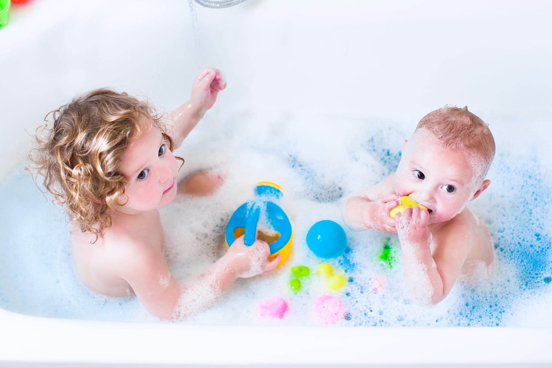 Badewannenspiele für Kinder | Zwei Kleinkinder spielen zusammen in der Badewanne