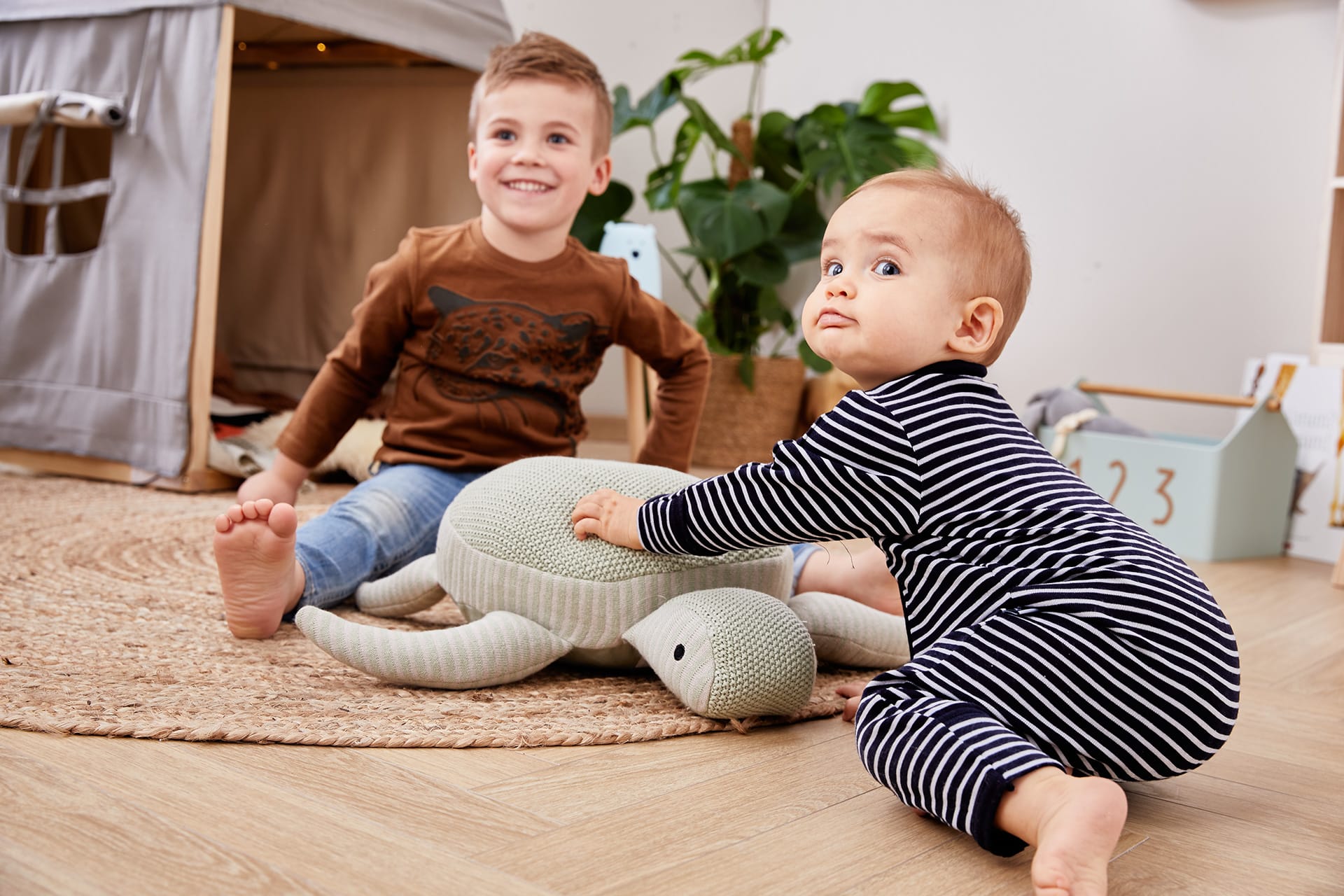 Spielen mit Kindern | Zwei Kinder spielen mit einer Kuscheltier Schildkröte