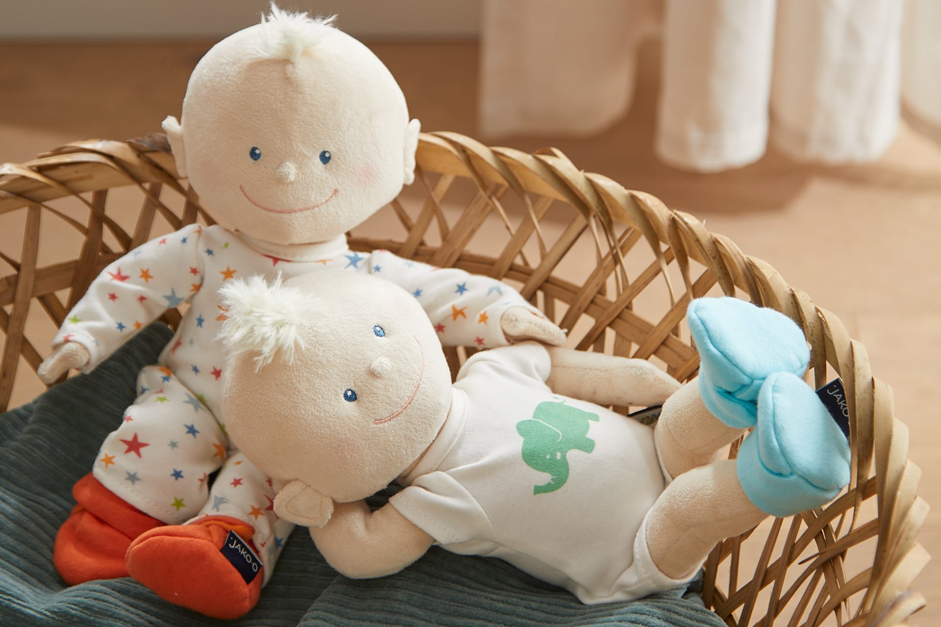 Spielen mit Kindern | Zwei Krümel liegen in einem Puppenbett