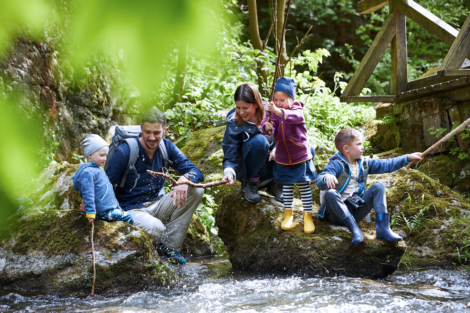 Familienausflug mit kleinem Budget | Familie sitzt am Fluss