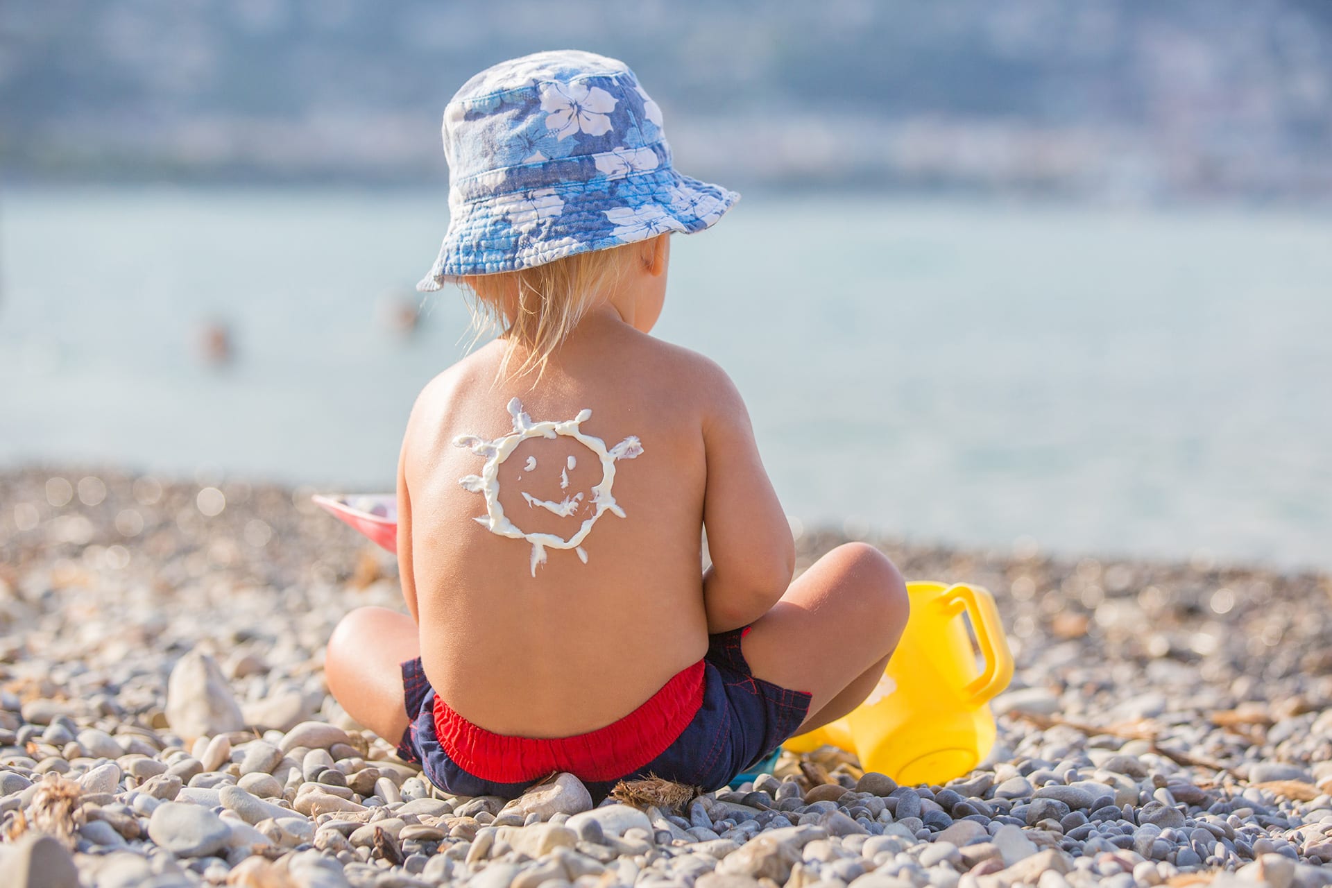 Unternehmungen mit Kleinkind | junge mit Tauchermaske und Sonnencreme auf dem Rücken, bereit für die pralle Sonne