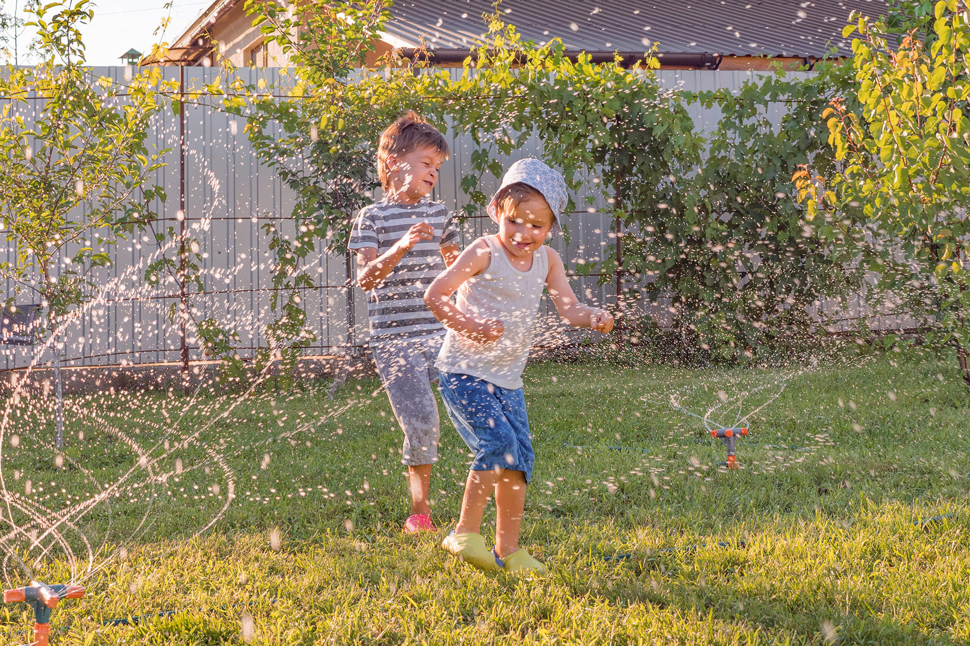 Wasserspiele draußen | Kinder spielen mit Gartensprinkler