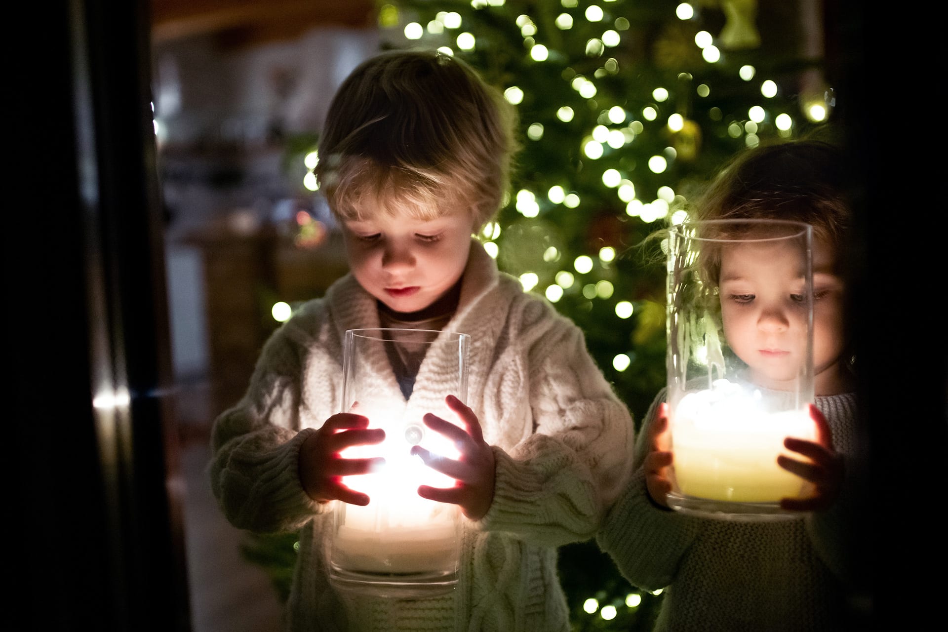 Weihnachten mit Kindern | Kinder mit Lichtern