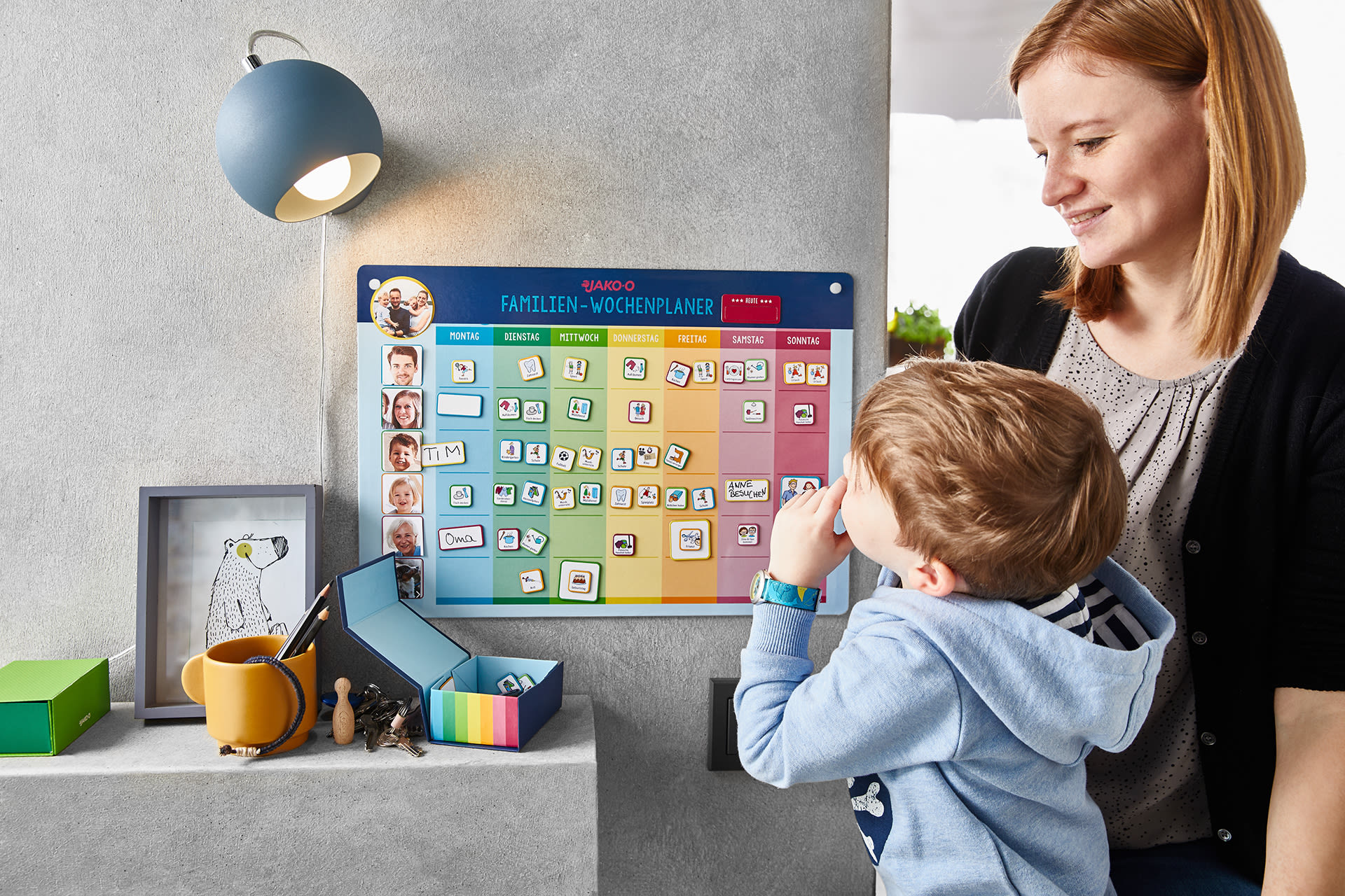 Zeitmanagement in der Familie | Mutter mit Kind am HABA Zeitplaner