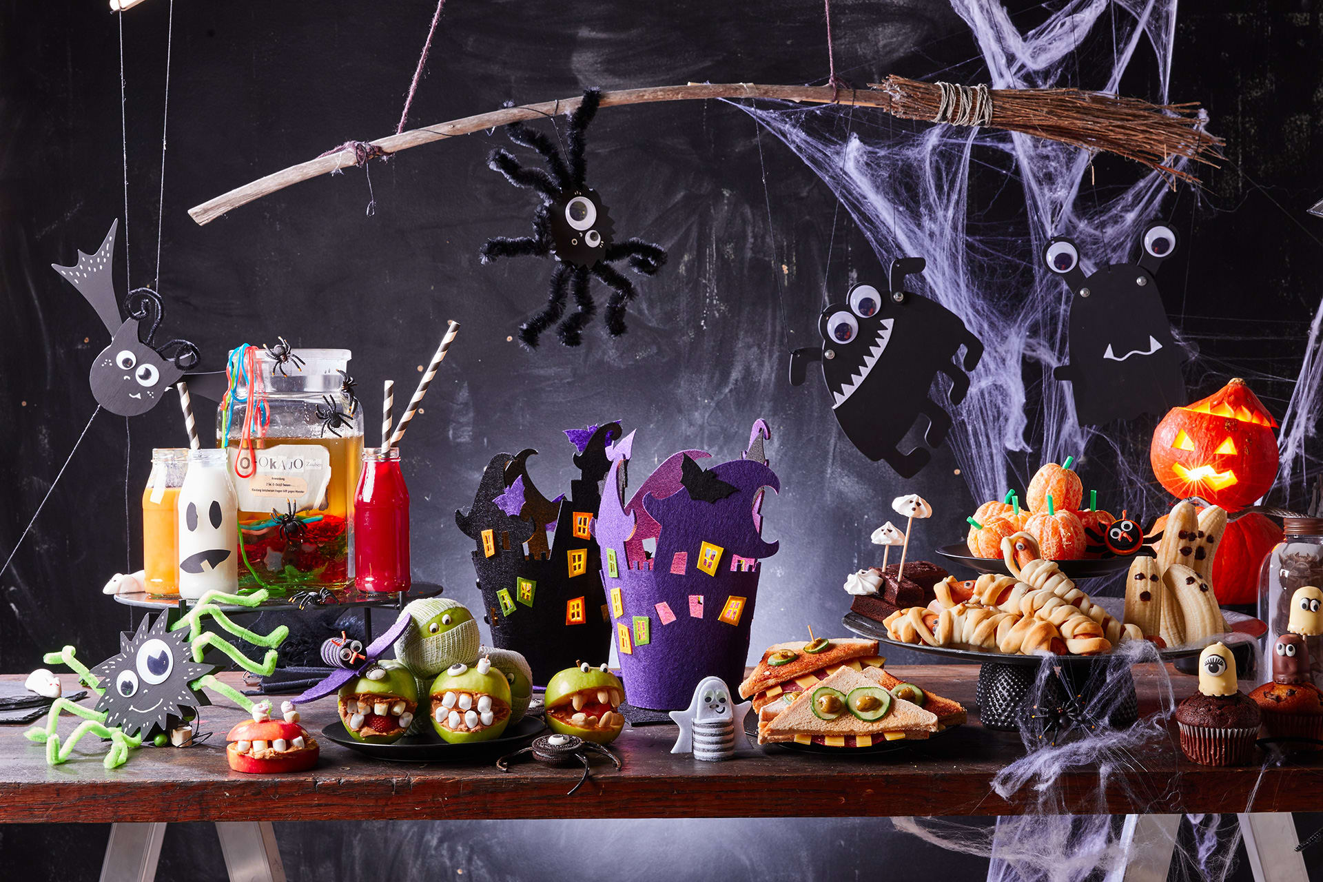 Halloween-Dekoration | Tisch dekoriert mit Halloween-Kürbis, Spinnen, Fledermäusen, Spinnweben