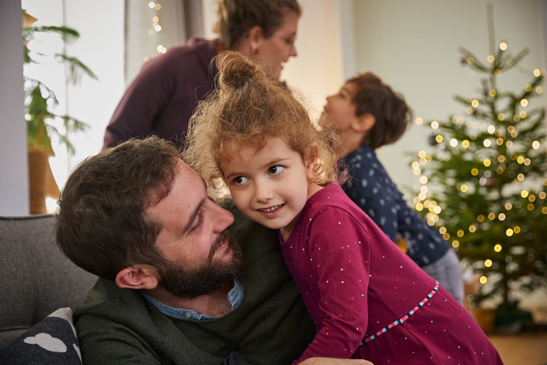 Advent mit Kindern | Familie zusammen auf Sofa zu Weihnachten