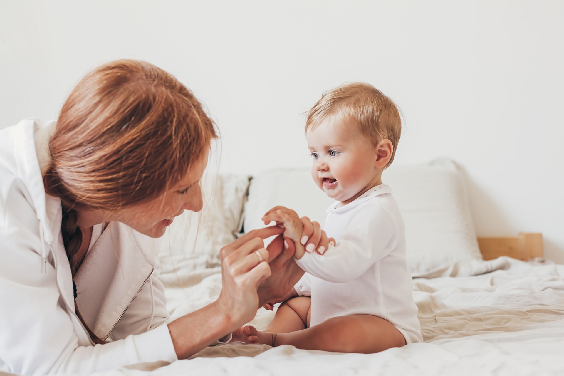 Fingerspiele | Mama kitzelt Baby an Hand