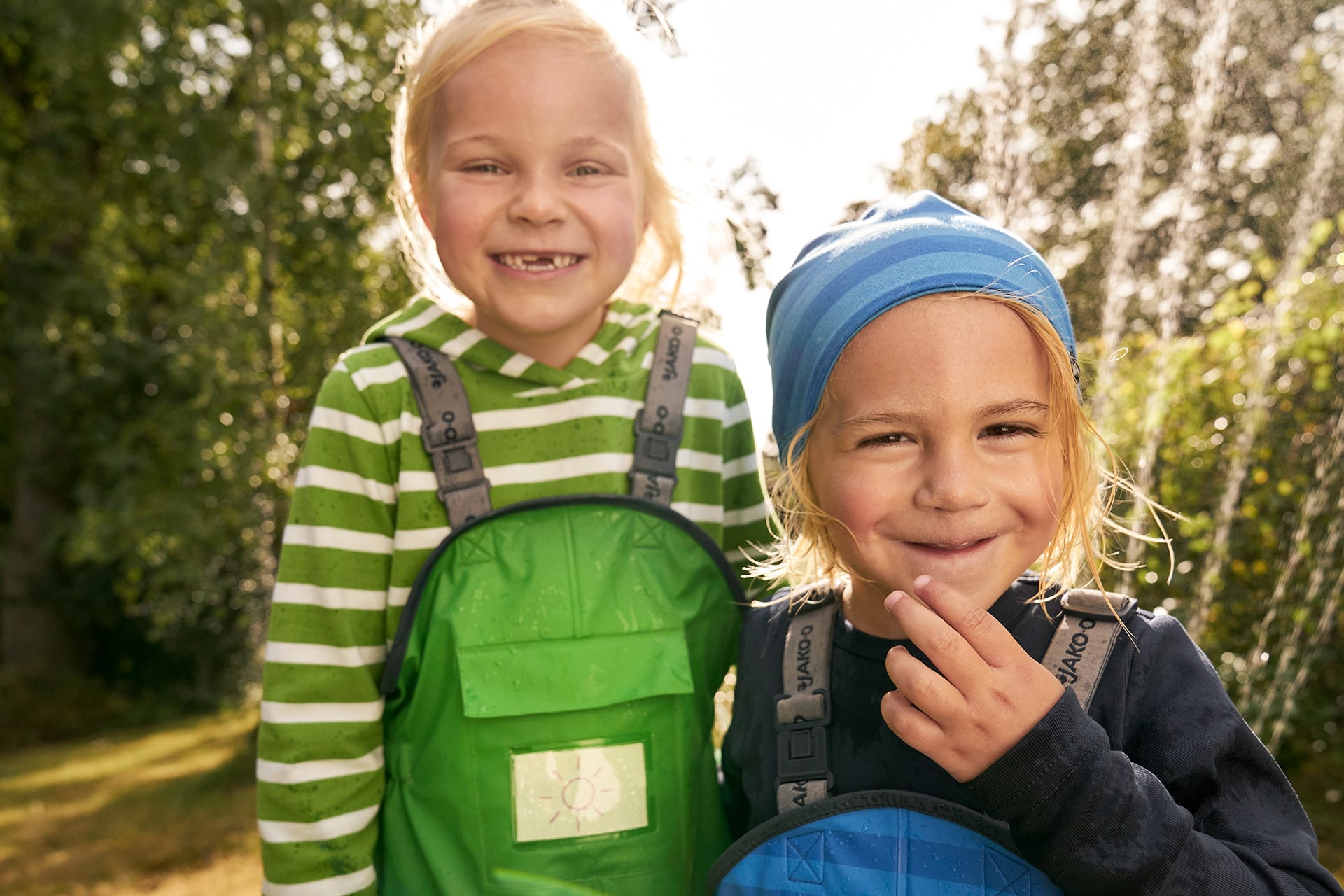 Mit Kindern gärtnern | Kinder in grüner und blauer Matschhose 