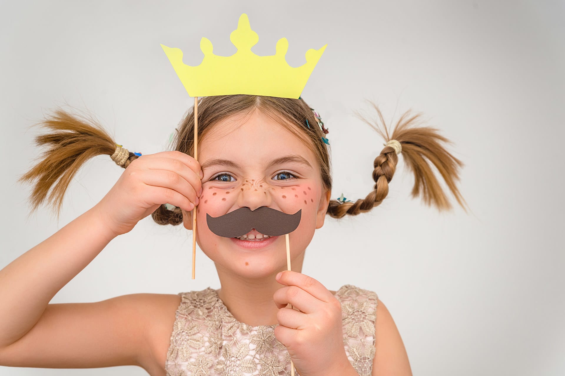 Basteln zum Fasching: Anleitungen für Kinder » JAKO-O