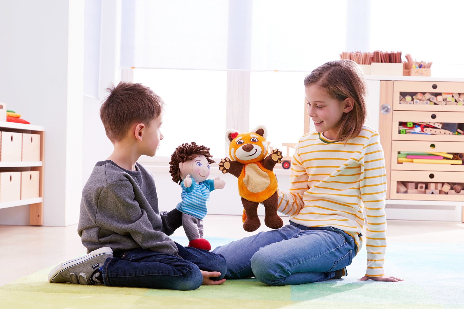 Emotionen | Junge hält Haba Puppe fest und Mädchen den Feelix und Fay Katzenbär spielen zusammen