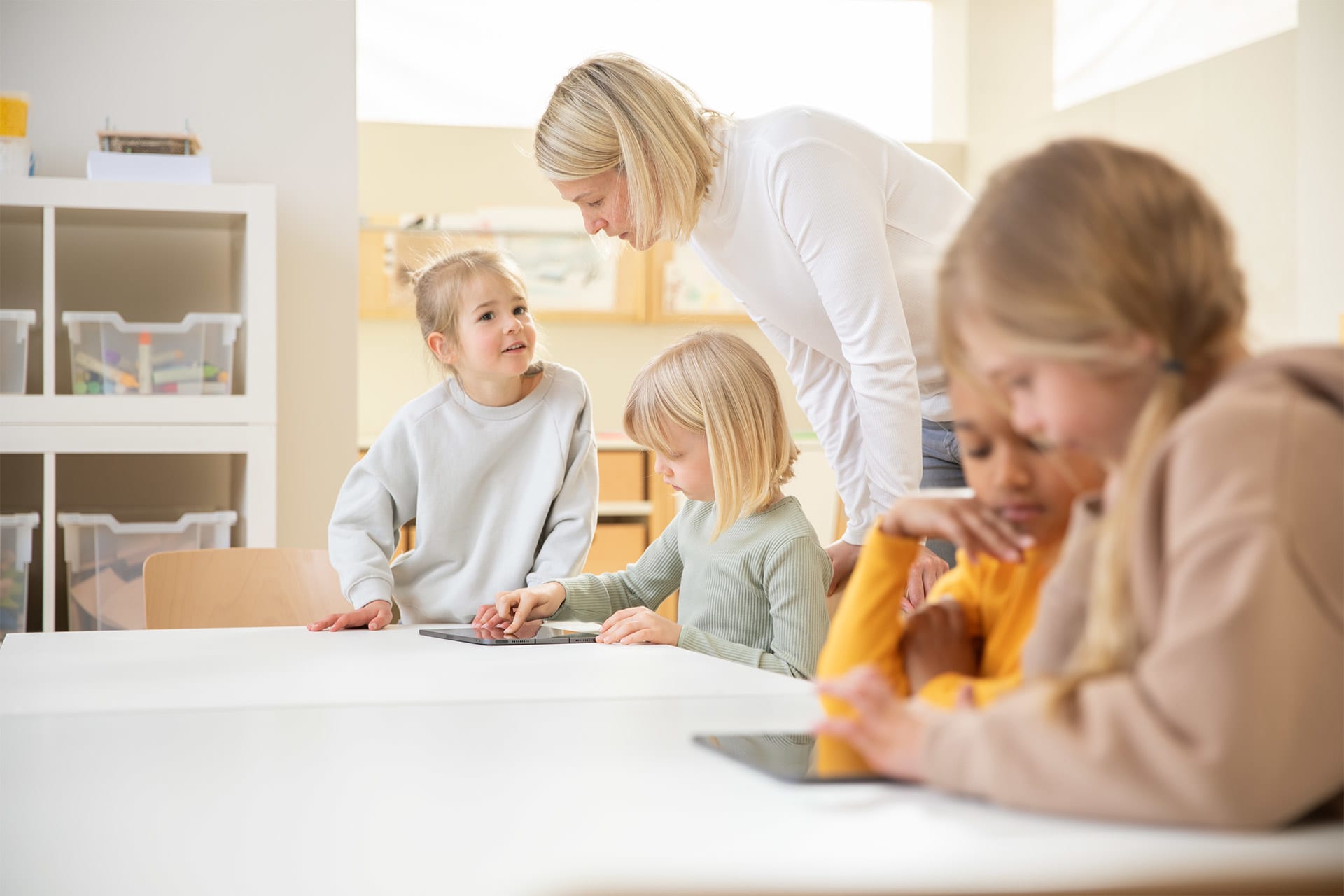 Future Skills | Medienkompetenz | Erzieherin erklärt einem Kind etwas