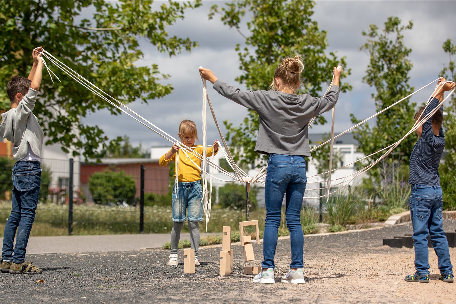 Teamfähigkeit | 2 | Image | Kinder spielen zusammen mit dem Kooperationsbauspiel