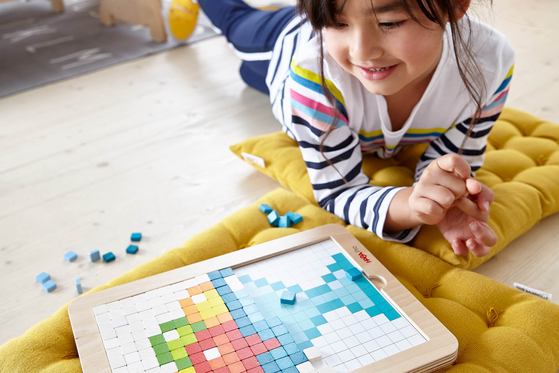 Digital Starter | Kind spielt auf dem Boden mit Legespiel Pixel