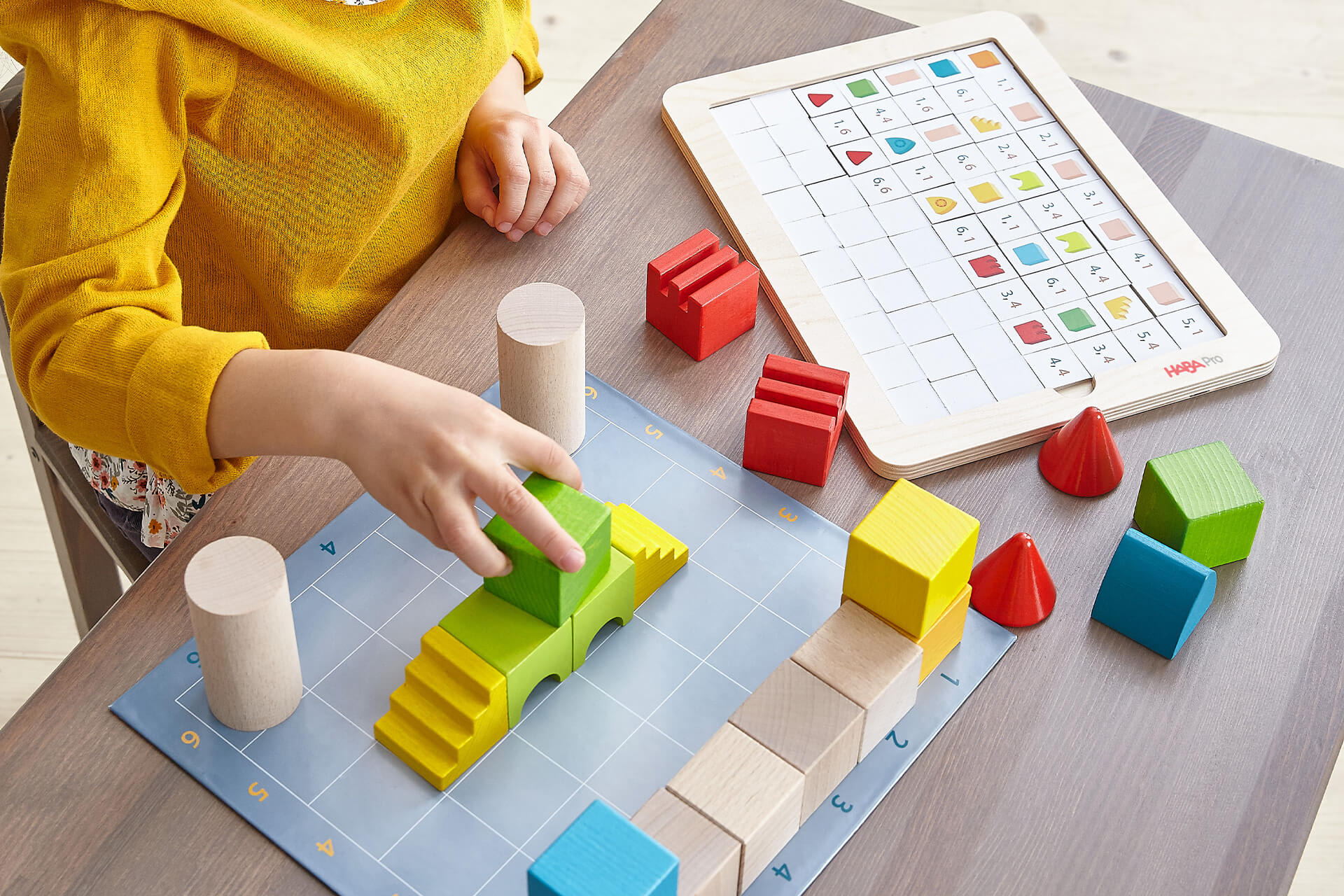 Digital Starter | Kind spielt mit Spiel Coding Architekt von Digital Starter