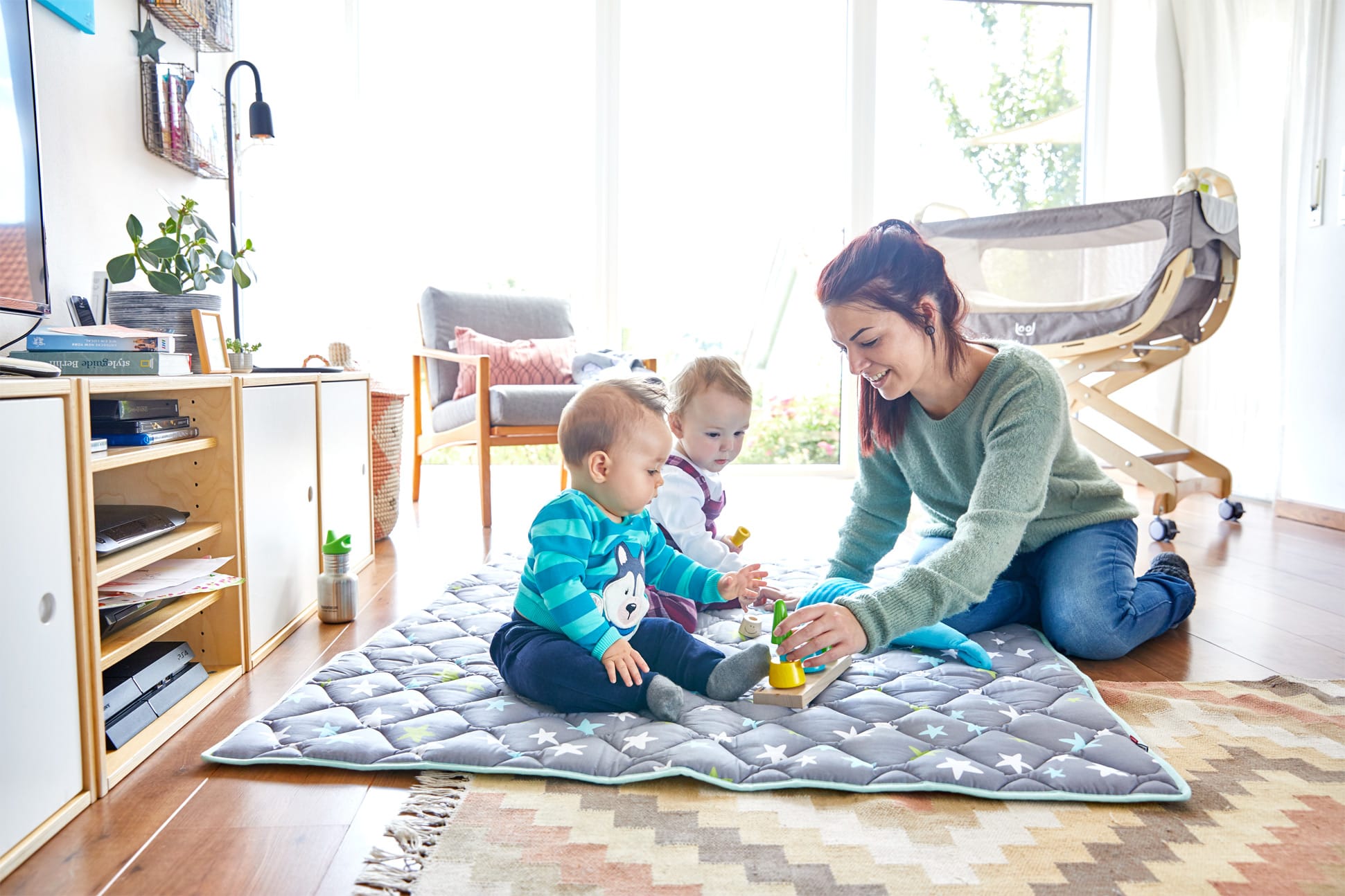 Alltag mit Baby Kleinkind | Mutter und zwei Babys auf Krabbeldecke