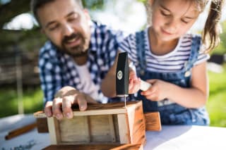 Insektenhotel mit Kindern bauen | Mädchen mit Vater am werken