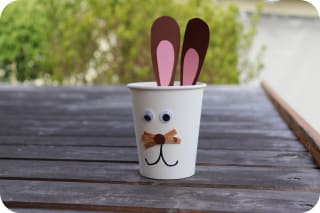 Osterdeko basteln mit Kindern | Hasenbecher