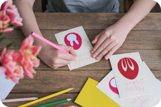 Osterkarten basteln mit Kindern | selbstgebastelte Karte wird Happy Easter darauf geschrieben