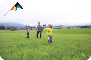 Drachen basteln Kinder | Vater mit Kindern
