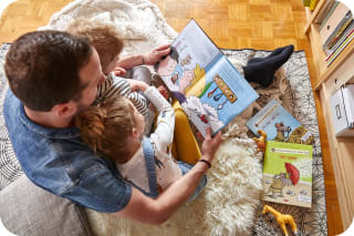 Osterrituale mit Kindern |  Ein Vater liest seinem Kind ein Buch vor