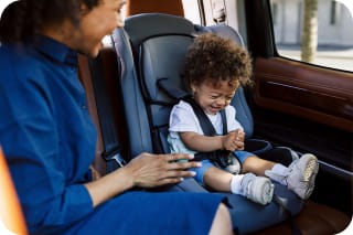 Kinderspiele im Auto | Kleines Kind im Autokindersitz, spielt mit Mama