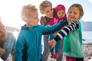 Osterrituale mit Kindern | Kinder mit Käfer auf dem Arm