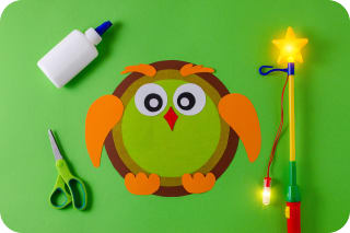 Laternen basteln mit Kindern | Eulen-Motiv aus Tonkarton mit Kleber, Schere und LED-Laternenstab