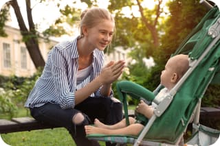 Urlaub ohne Kinder | Babysitter mit Baby | haba_babysitter_02_AdobeStock_289181396