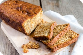 Backen für Kindergeburtstag | Bananen-Apfelkuchen auf Teller, in Scheiben geschnitten
