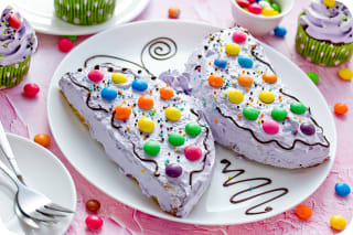 Backen für Kindergeburtstag | Schmetterlingskuchen dekoriert mit bunten Schokolinsen und Schokocreme