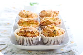 Backen für Kindergeburtstag | Pizzamuffins in Papierförmchen, auf einer Platte