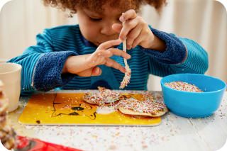 Backen für Kindergeburtstag | Vater und Tochter backen mit Anleitung