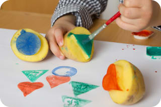 Herbstbasteln mit Kindern | Kartoffeldrucke herstellen