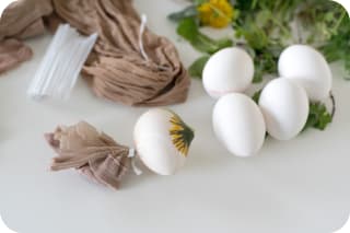 Ostereier färben mit Kindern | Image 9 | Blätter und Blumenmuster