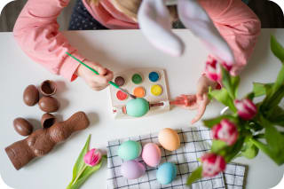 Ostern mit Kindern | Kind bemalt Ostereier