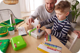 Was braucht man für Kindergarten und Kita | Vater und Sohn am Tisch