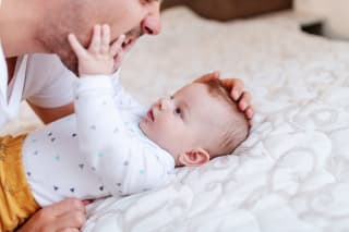 Feinmotorik fördern | Papa spricht mit seinem Sohn und kuschelt mit ihm