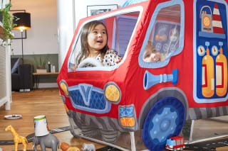 Feuerwehr-Kindergeburtstag | Kinder sitzen in einem Stofffeuerwehrauto