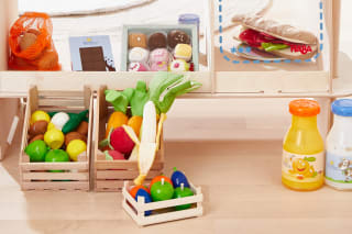 Kinderküche & Kaufladen | verschiedene Obst und Gemüsekisten mit Biofino Muffins, Orangensaft und Milch