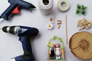DIY-Anleitung: Hochzeitsgeschenk |  Werkzeug, Klebepistole, Schrauber, Bindfaden, Blumen, Klammern, Brautpaar, Baumscheibe, Häckelborden-Band