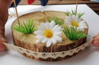 DIY-Anleitung: Hochzeitsgeschenk | Häckelborde wird um geschmückte Baumscheibe geklebt